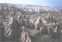 Над равниной возвышаются необычного вида конусообразные скалы, которые до сих пор служат людям жилищем.