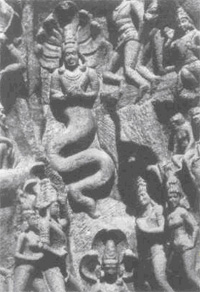 Наги — змеелюди на барельефе древнего индийского храма.