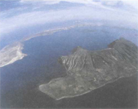 Полукружье острова Санторин вместе с прилегающими островами образует остатки кратера вулкана. Одно из предполагаемых местонахождений Атлантиды.